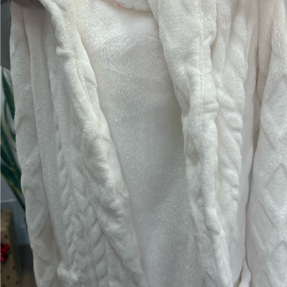Colsie Soft Cream Hooded Robe - Picture 4 of 5